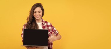 Online eğitim. Okula dönüyorum. Başparmağını kaldır. Webinar PC reklamı. Mutlu çocuk ürünü sunumu. Bilgisayarda okul sunumu. Çocuk video dersine hazır. Kafasında dizüstü bilgisayarı olan genç kız..