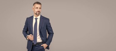 İnsan yüzü portresi, fotokopi alanı olan pankart. Takım elbiseli başarılı bir adam. kopyalama alanı. Erkek resmi moda. Profesyonel traşsız ceo