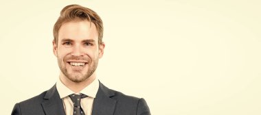 Beyaz fotokopi alanında izole edilmiş resmi kıyafetle gülümseyen mutlu adamın portresi. İnsan yüzü portresi, fotokopi alanı olan pankart. Takım elbiseli bir iş adamı, izole stüdyo geçmişi var.