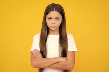 Kızgın ergen, üzgün ve mutsuz negatif duygu. Genç kızın negatif duyguları, yüz ifadesi, agresif davranışlar. Gergin çocuk.