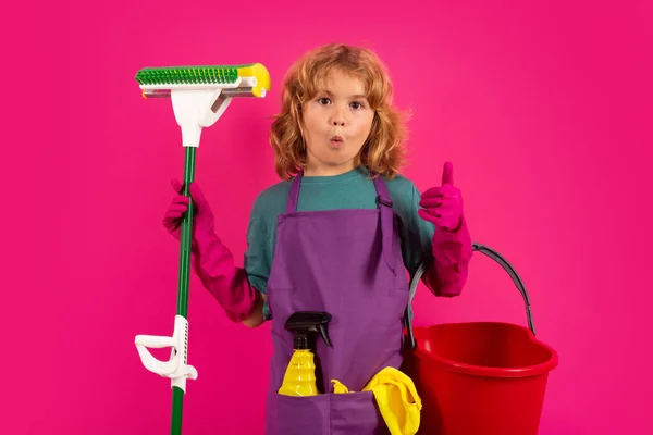 Miúdo Limpar Casa Criança Fazer Trabalhos Domésticos Divertir Estúdio Isoalted — Fotografia de Stock
