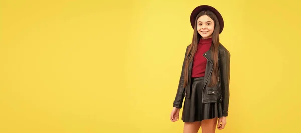 Šťastný Dospívající Dívka Klobouku Kožené Oblečení Móda Dětská Tvář Horizontální — Stock fotografie