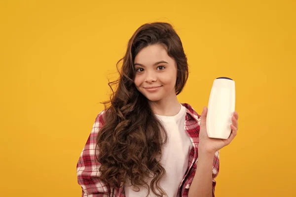 Kind Met Shampoo Conditioner Dagelijkse Cosmetische Verzorging Tieners Van Jaar — Stockfoto