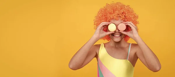 Szczęśliwy Dziecko Strój Kąpielowy Noszenie Pomarańczowy Kręcone Peruka Włosy Trzymając — Zdjęcie stockowe