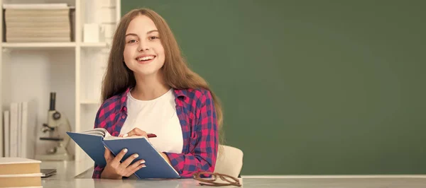 Gelukkig Schoolmeisje Met Copybook Het Maken Van Aantekeningen Het Notitieboekje — Stockfoto