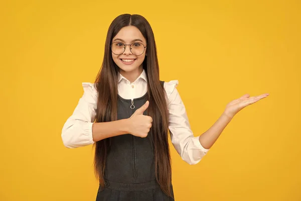 Close Portrait Teenager Child Girl Showing Copy Space Pointing Ads — Fotografia de Stock