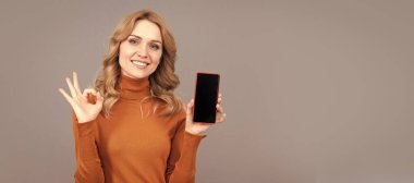 Onaylanmış cep telefonu. Mutlu kız akıllı telefondan 