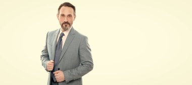 Beyaz takım elbiseli, gri saçlı, olgun bir emlakçı. İnsan yüzü portresi, kopyalama alanı olan pankart