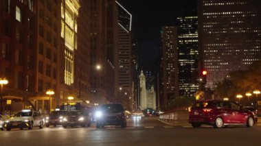 Chicago, ABD - 30 Nisan 2023: Yollu ve gökdelenli Chicago şehri, yavaş çekim.