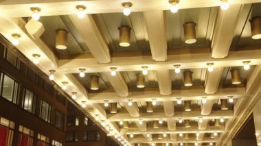 Çağdaş uzayda tavan lambasından aydınlatma. Aydınlatma için aydınlatılmış tavan lambası. Tavan lambası aydınlatma sağlıyor. Odada parlak bir ışık olan tavan lambası..