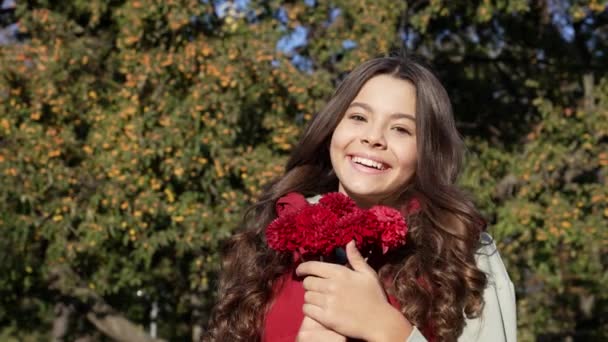 Positive Teenager Mädchen Mit Herbstblumen Freien Teenager Mädchen Mit Herbstblumen — Stockvideo