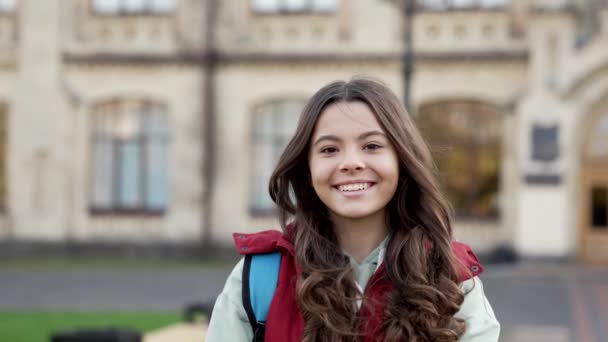 公园里快乐的学校少女的慢动作 在户外上学的少女 外面的女学生 带背包的女学生 — 图库视频影像
