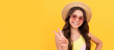 Havalı genç kız eğleniyor. Gözlüklü neşeli çocuk. Moda aksesuarı. Olumlu duygularını ifade et. Çocuk yüzü, yatay poster, izole edilmiş genç kız portresi, fotokopi alanı olan pankart