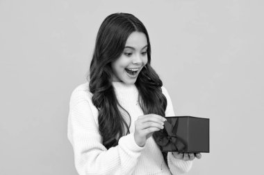 Heyecanlı genç kız. Sevimli ergen kız sevgililer günüyle kutluyor, romantik hediye kutusu veriyor. Hediye, selam ve hediye konsepti. Doğum günü tatili kavramı