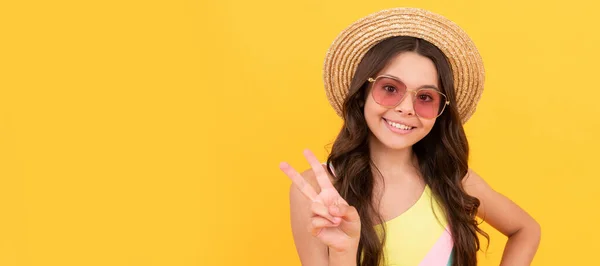 Cool Adolescente Chica Divertirse Niño Alegre Gafas Accesorio Moda Expresar —  Fotos de Stock