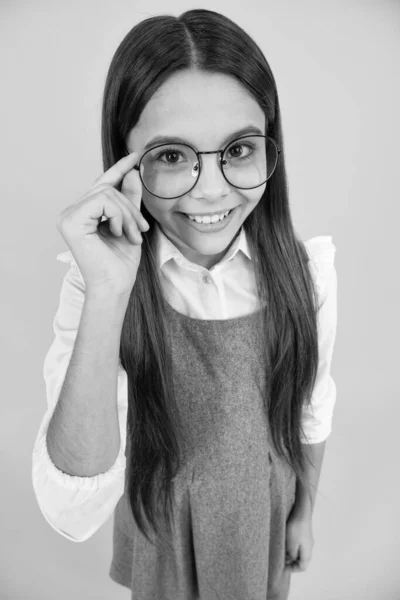 Szemész Felpróbálja Tinédzser Kislány Szemüvegét Közelről Gyermekek Szemüveges Látásának Kezelése — Stock Fotó
