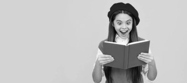 İnanılmaz. Okula dönüyorum. Bereliçocuk çalışmaya hazır. Şaşırmış çocuk kitabı okuyor. Liseli kız öğrenci pankartı. Kopya alanı olan öğrenci portresi