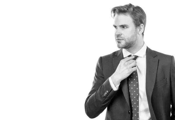 Homem Negócios Sério Ajustar Gravata Terno Formal Isolado Espaço Cópia — Fotografia de Stock