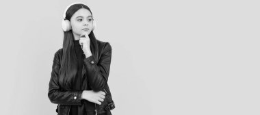 Yeni teknoloji. Çocukluk gelişimi. Modern kulaklıklı çocuk. Kulaklıklı çocuk portresi, yatay poster. Müzik dinleyen kız, kopyalama alanı olan afiş