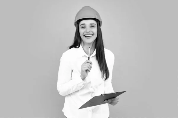 Glimlachende Vrouw Beschermende Helm Met Klembord Geïsoleerd Grijze Achtergrond Jonge — Stockfoto