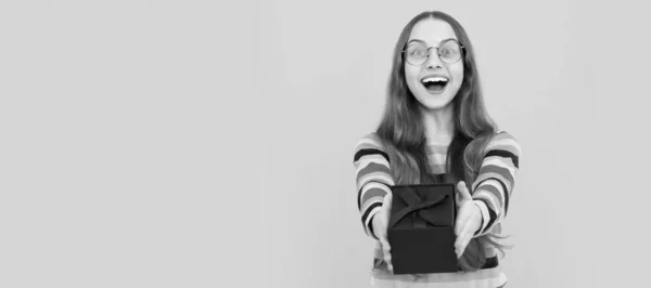 Šťastné Dítě Brýlích Dávat Dárek Box Dovolenou Nákup Děvče Dárkem — Stock fotografie