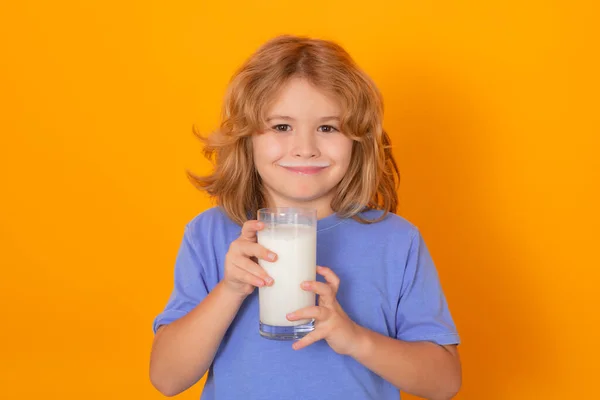 Egészséges Ital Kalciummal Fehérjével Gyerekeknek Aranyos Kis Gyerek Egy Pohár — Stock Fotó