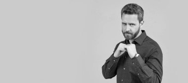 Nefsi müdafaa için güç kullanmak. Savunma pozisyonunda duruyor. Savunma harekatı. İnsan yüzü portresi, kopyalama alanı olan pankart