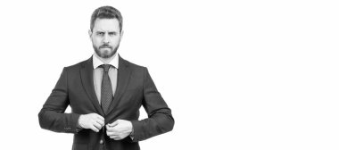 Ciddi profesyonel bir adam resmi takım elbise giyme kuralını ayarlar. Beyaz ve resmi kıyafetlerle izole edilir. İnsan yüzü portresi, fotokopi alanı olan pankart. Takım elbiseli bir iş adamı, izole stüdyo geçmişi var.
