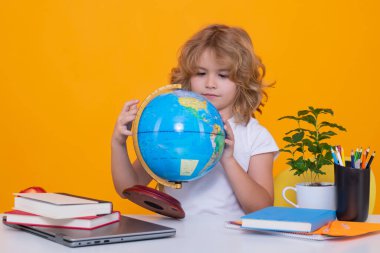 Kitabı olan 7-8 yaşındaki okul çocuğu okula geri dön. Küçük öğrenci