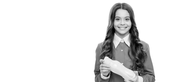 幸せな空腹の女の子健康的な朝食の食事 飢餓のためのヨーグルトを飲むプラスチック製の黄色のボトルを保持します 孤立した子供の顔 バナーヘッダー コピースペースの水平ポスター — ストック写真