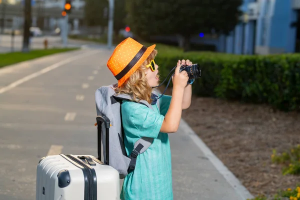 Turystka Bagażem Podróżnym Podróżująca Dzieciak Walizką Spaceruje Ulicą Miejską Podróżujący — Zdjęcie stockowe