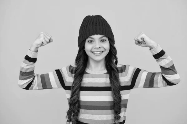Menina Adolescente Com Chapéu Inverno Sobre Fundo Amarelo Isolado Feriados — Fotografia de Stock