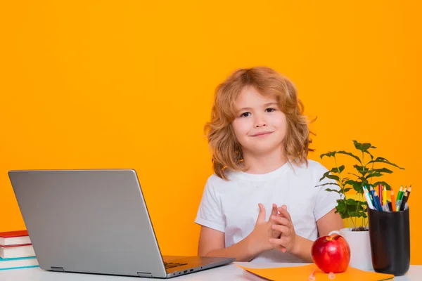 School Kind Met Laptop Computer Terug Naar School Grappig Jongetje — Stockfoto