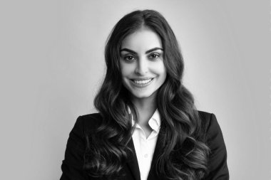 Kadın iş modeli yüzü. Mutlu gülümseyen kadın portresi. Çekici, hoş, neşeli, günlük giysiler içinde mutlu ve tasasız bir geçmişi olan bir genç kız.