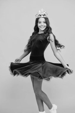 Hareketli rüzgarlı elbise. Tahtı olan hırslı bir genç kızın portresi, prensesi hissediyor, kendine güveniyor. İzole edilmiş stüdyo geçmişinde çocuk prenses tacı