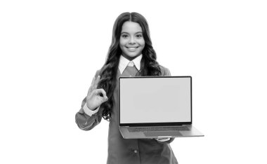 Neşeli çocuk ürünü sunuyor. Bilgisayarda okul blogu. Video dersindeki çocuk. Genç kız dizüstü bilgisayar sunumu. Çevrimiçi eğitimde webinar. Okula dönüyorum. Modern iletişim. Boşluğu kopyala.