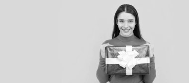 İzole edilmiş yüz portresi, fotokopi alanı olan pankart. Sarı arka planda hediye kutusu olan mutlu bir kız. Boks günü. hediye ve hediye al