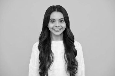 Mutlu yüz, pozitif ve gülümseyen genç kız duyguları. Tecrit edilmiş genç ve tatlı bir kız. Güzel bir çocuğun stüdyo portresi