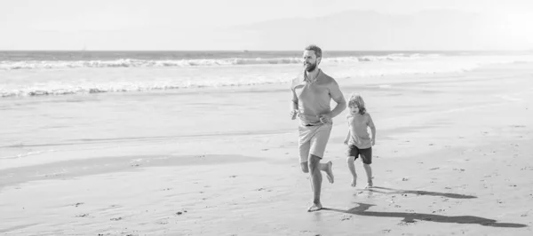 Ojciec Syn Biegają Letniej Plaży Świeżym Powietrzu Plakat Plakatem Przestrzenią — Zdjęcie stockowe
