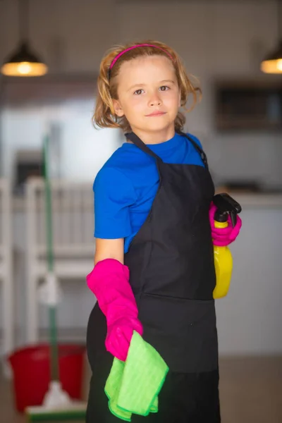 Kind Putzt Hause Kinderreinigung Mit Mopp Bei Der Hausarbeit Helfen — Stockfoto
