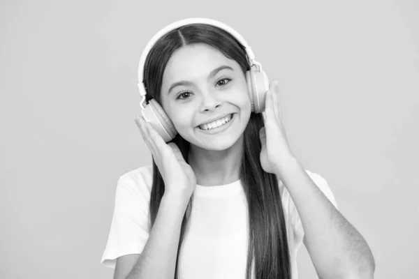 Ευτυχισμένο Εφηβικό Πορτρέτο Αστείο Κορίτσι Χρονών Άκουσε Μουσική Ακουστικά Εφηβικό — Φωτογραφία Αρχείου