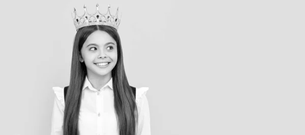 Princesa Arrogante Tiara Orgullosa Chica Adolescente Sonriendo Niño Egoísta Usar —  Fotos de Stock