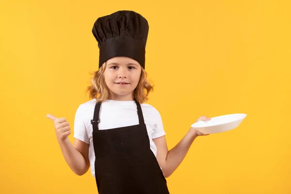 Criança Engraçada Cozinhar Com Prato Cozinha Criança Cozinha Pequeno Chef — Fotografia de Stock