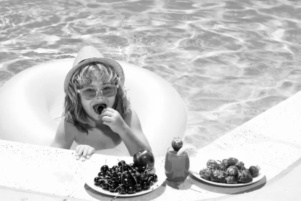 Dziecko Basenie Bawiące Się Letniej Wodzie Wakacje Podróże Dziećmi Owoce — Zdjęcie stockowe