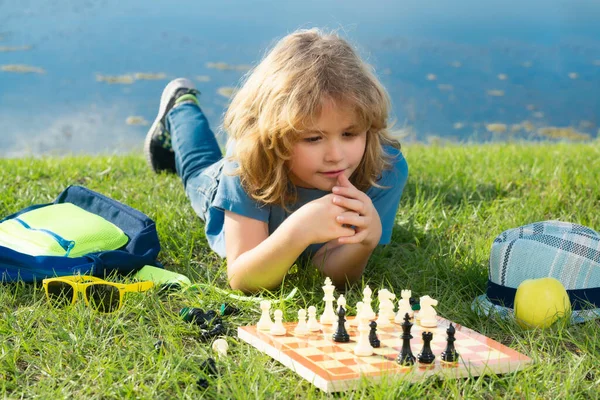 Концентрированный Мальчик Разрабатывает Стратегию Шахмат Играет Настольную Игру Заднем Дворе — стоковое фото