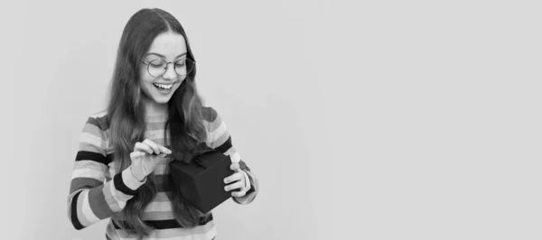 眼鏡の中の驚きの子供休日のプレゼントボックスを開いて ギフト付きの子供の女の子 水平方向のポスター コピースペース付きバナーヘッダー — ストック写真
