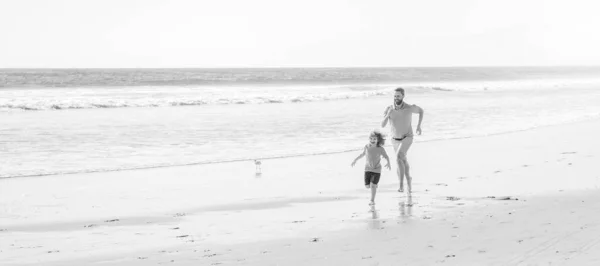 Otec Syn Běhají Letní Pláži Venku Plakát Kopírkou Tatínek Chlapečkem — Stock fotografie