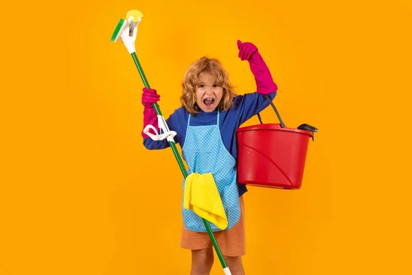 Dzieciak Sprząta Domu Dziecko Dobrze Się Bawi Domu Studio Isoalted — Zdjęcie stockowe