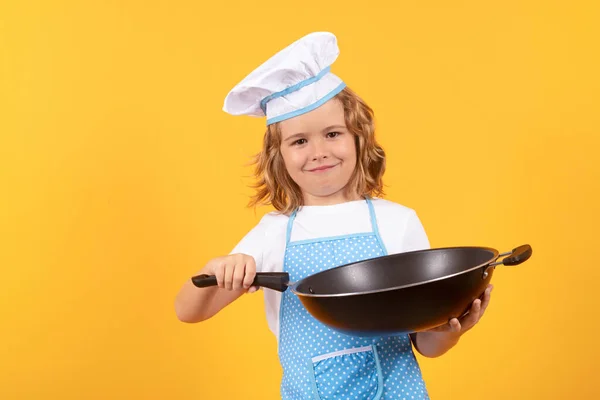 프라이팬 요리사 셰프가 음식을 만들고 요리사 모자를 아이의 스튜디오 배경에 — 스톡 사진