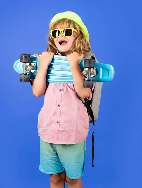 Sıradan Giyinen Neşeli Çocuk Elinde Uzun Pano Tutarken Mutlu Heyecanlı — Stok fotoğraf